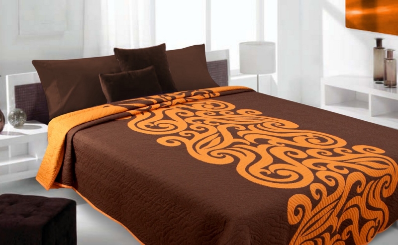 Dwustronne modne narzuty i kapy na łóżko koloru brązowego
