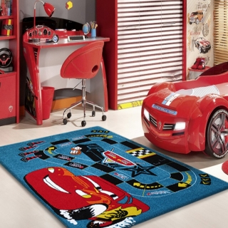 Dywan dla dzieci w niebieskim kolorze z torem oraz samochodem