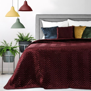 Nowoczesna narzuta na łóżko koloru bordowego