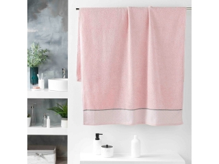 Śliczny różowy bawełniany ręcznik