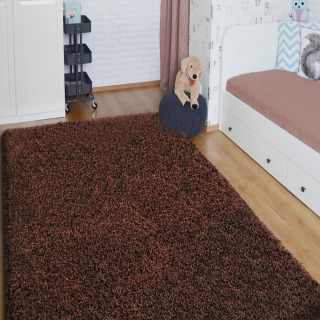 Modny włochaty dywan w kolorze brązowym